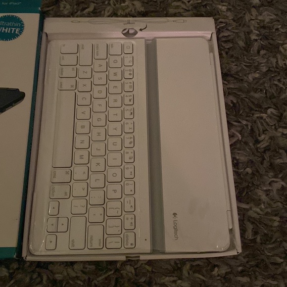 Logitech Ultrathin Keyboard Cover WHITE New in box - Picture 2 of 4